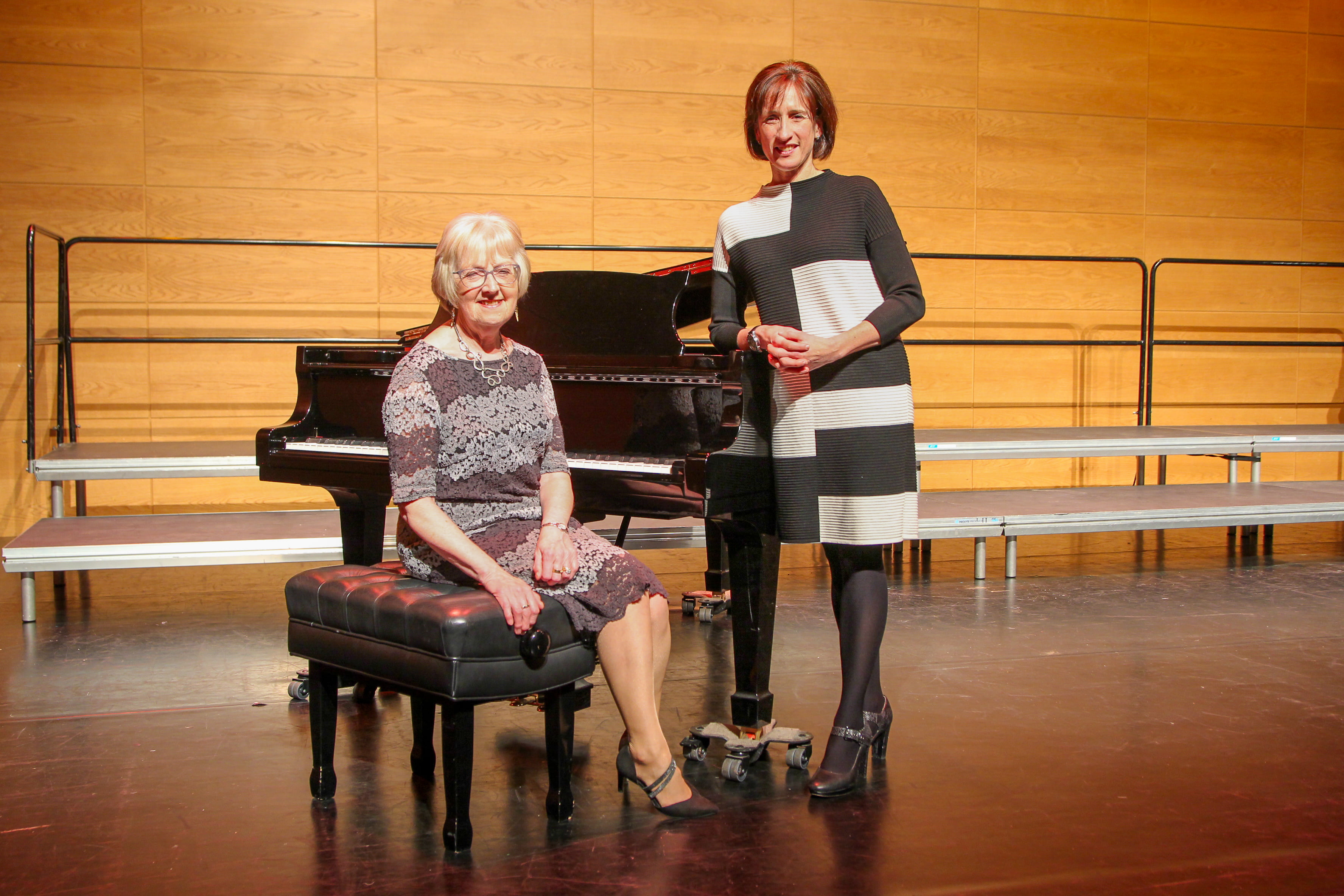 Delyth Humphreys ac Mona Meirion Richards wrth ymyl piano ar llwyfan